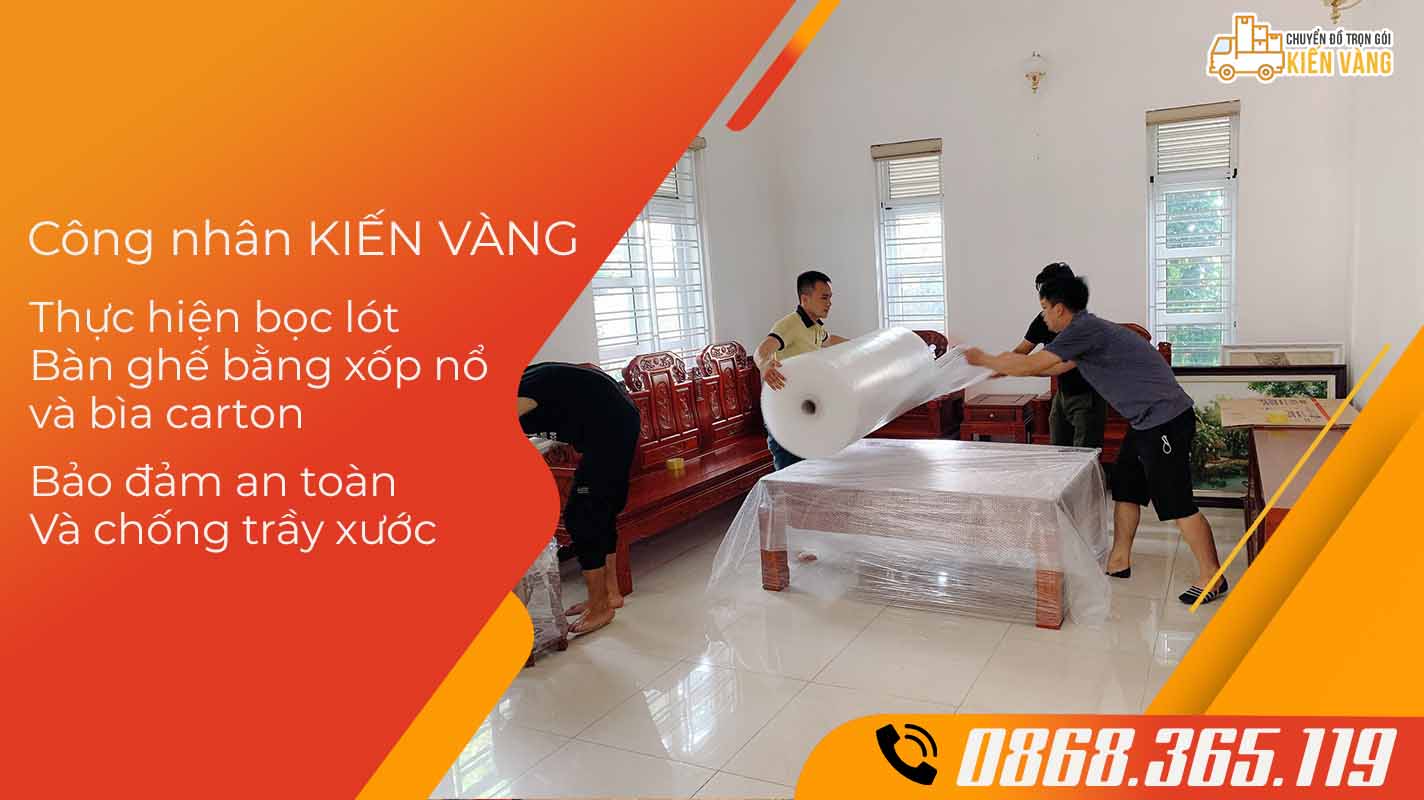 Công nhân Kiến Vàng thực hiện bọc lót bàn ghế cần vận chuyển