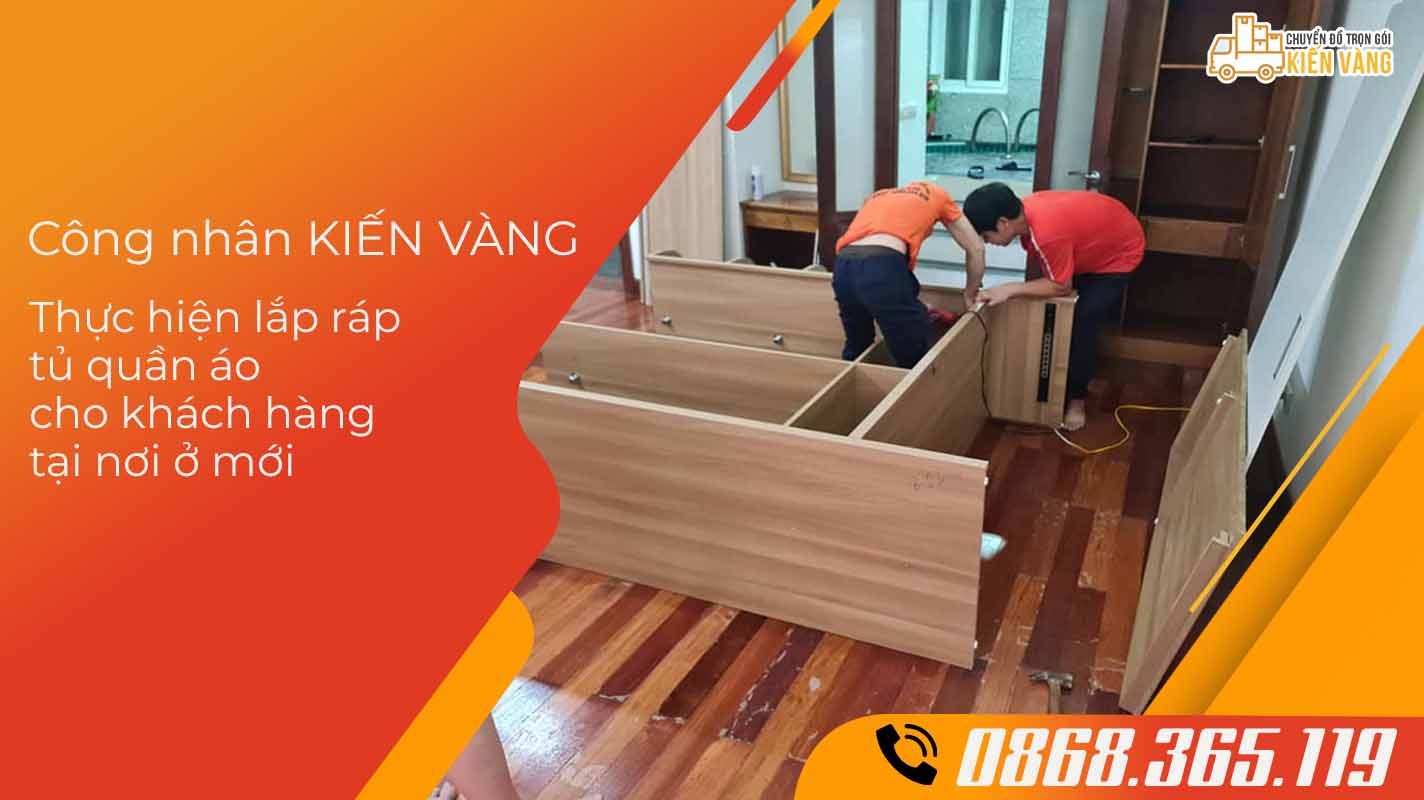 Công nhân Kiến Vàng thực hiện lắp ráp lại tủ quần áo cho khách hàng