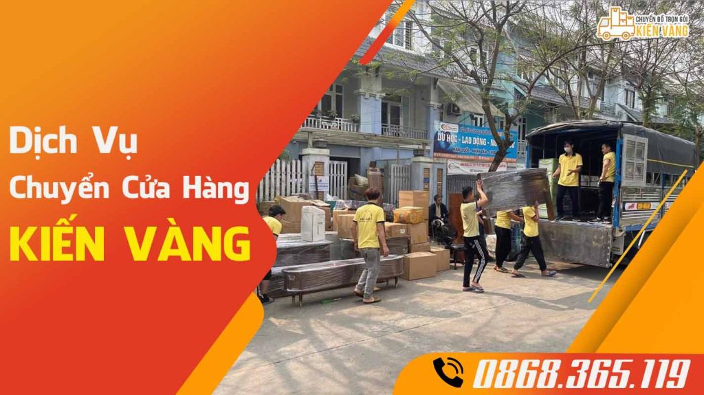 Công nhân Kiến Vàng thực hiện công việc chuyển cửa hàng